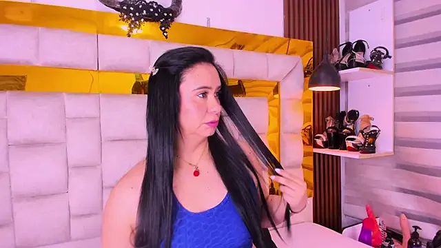 Freechat bigass_monic on StripChat