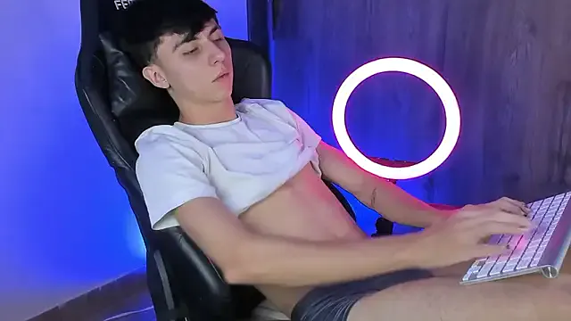 Offline Demian_cute18 on StripChat