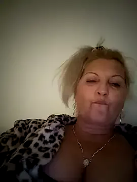 Divineblond on StripChat