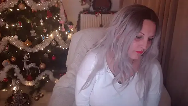 Divineblond on StripChat