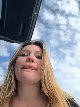 Offline justmilaa on StripChat