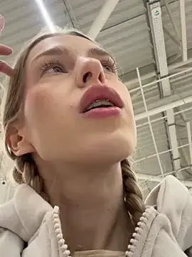 Offline kira_mia on StripChat