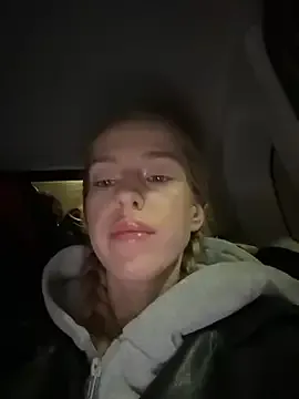 Offline kira_mia on StripChat