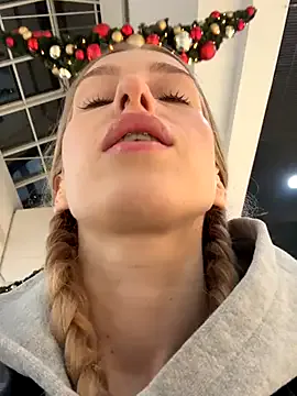 Offline kira_mia on StripChat