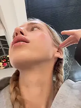 Offline kira_mia on StripChat