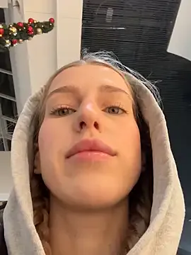 Offline kira_mia on StripChat