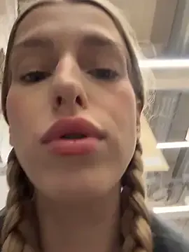 Offline kira_mia on StripChat