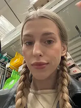 Offline kira_mia on StripChat