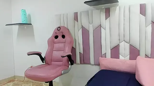 Offline mia_stanfort on StripChat