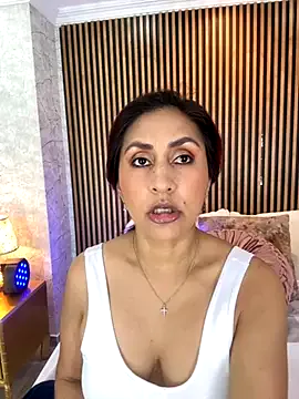 Freechat MonicaMoret on StripChat