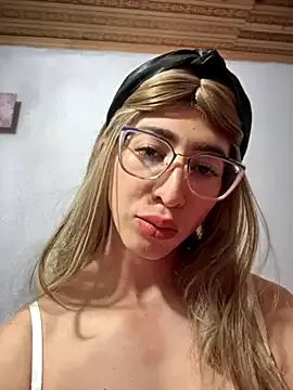 Offline NICOLLE__12 on StripChat