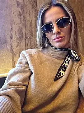 Offline QuenMonicaUK on StripChat