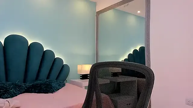 Offline sharlott18 on StripChat