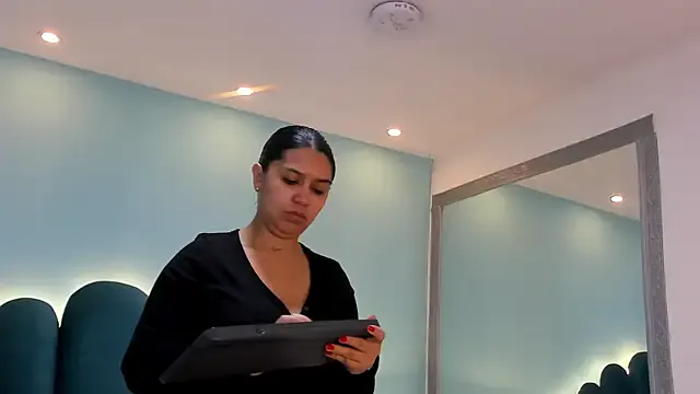 Offline sharlott18 on StripChat