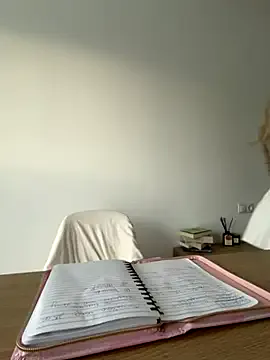 Offline streetdoll on StripChat